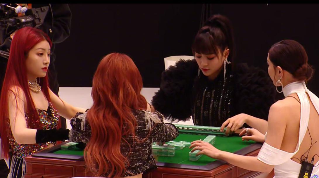 尖叫之夜女主持患甲亢，身材发胖眼睛突出画面骇人，却仍坚持工作