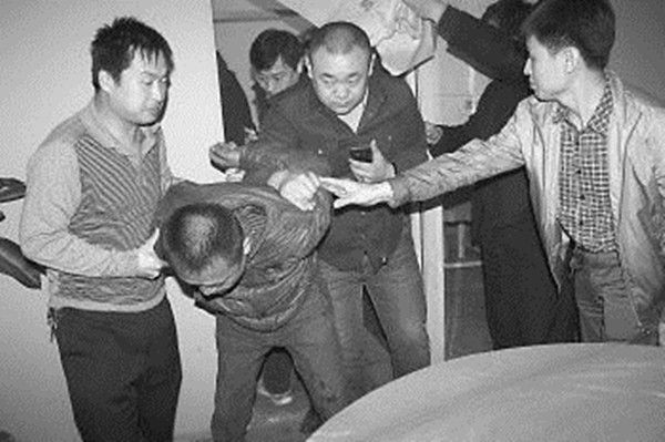 女子出租房被勒死17年后案件告破,2003年烟台一男两女被杀案