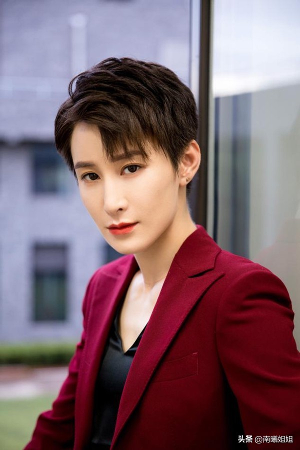 你的脸型适合披头发还是扎头发,扎什么发型发际线不会后移和秃头