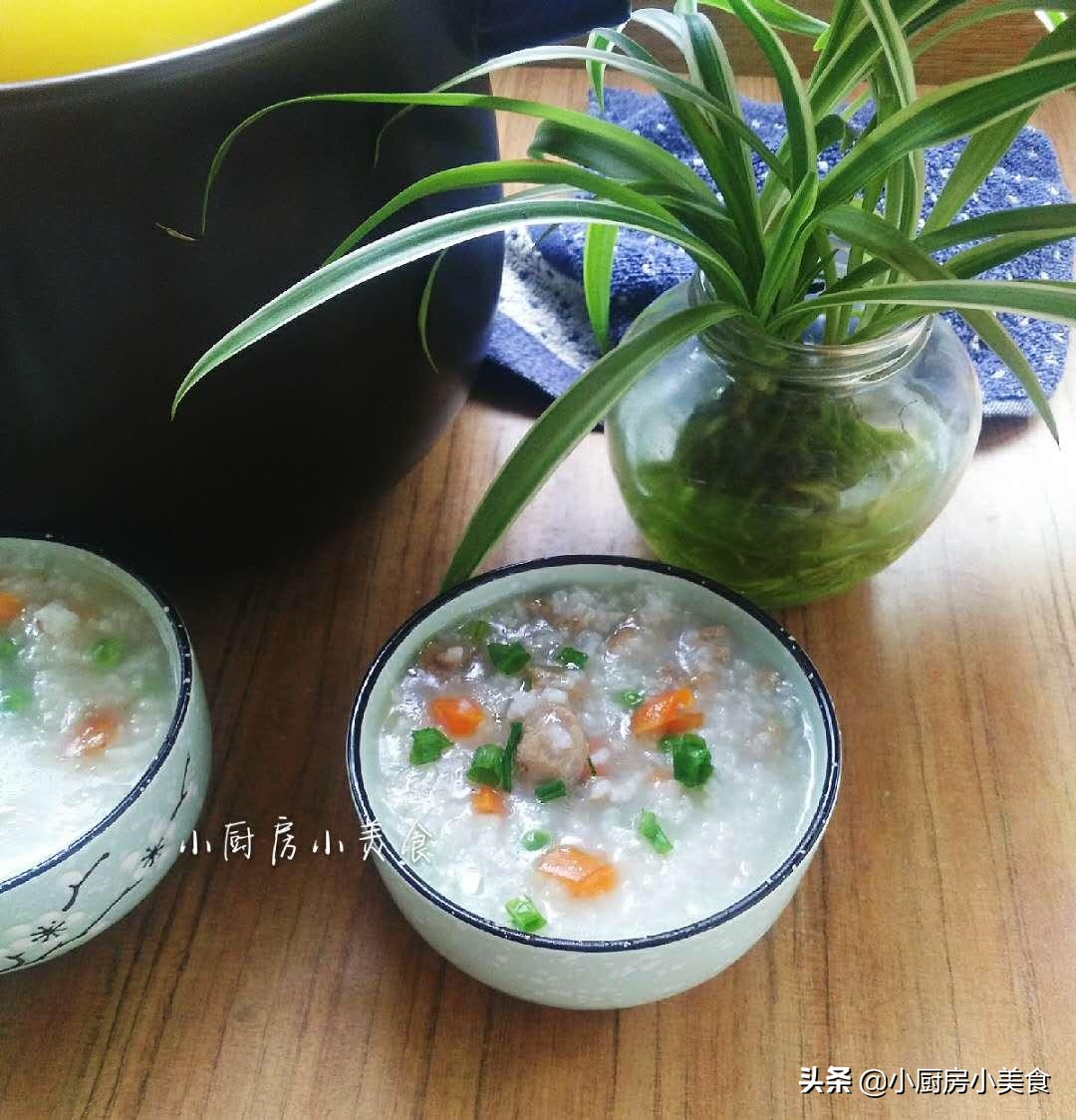 鸭子皮厚脂肪多，做粥之前简单处理一下，再下锅煮粥就不会油腻了