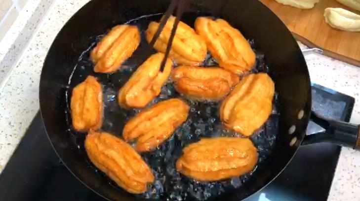 1斤面2个鸡蛋炸油条的配方,只用面粉和鸡蛋在家就能炸油条