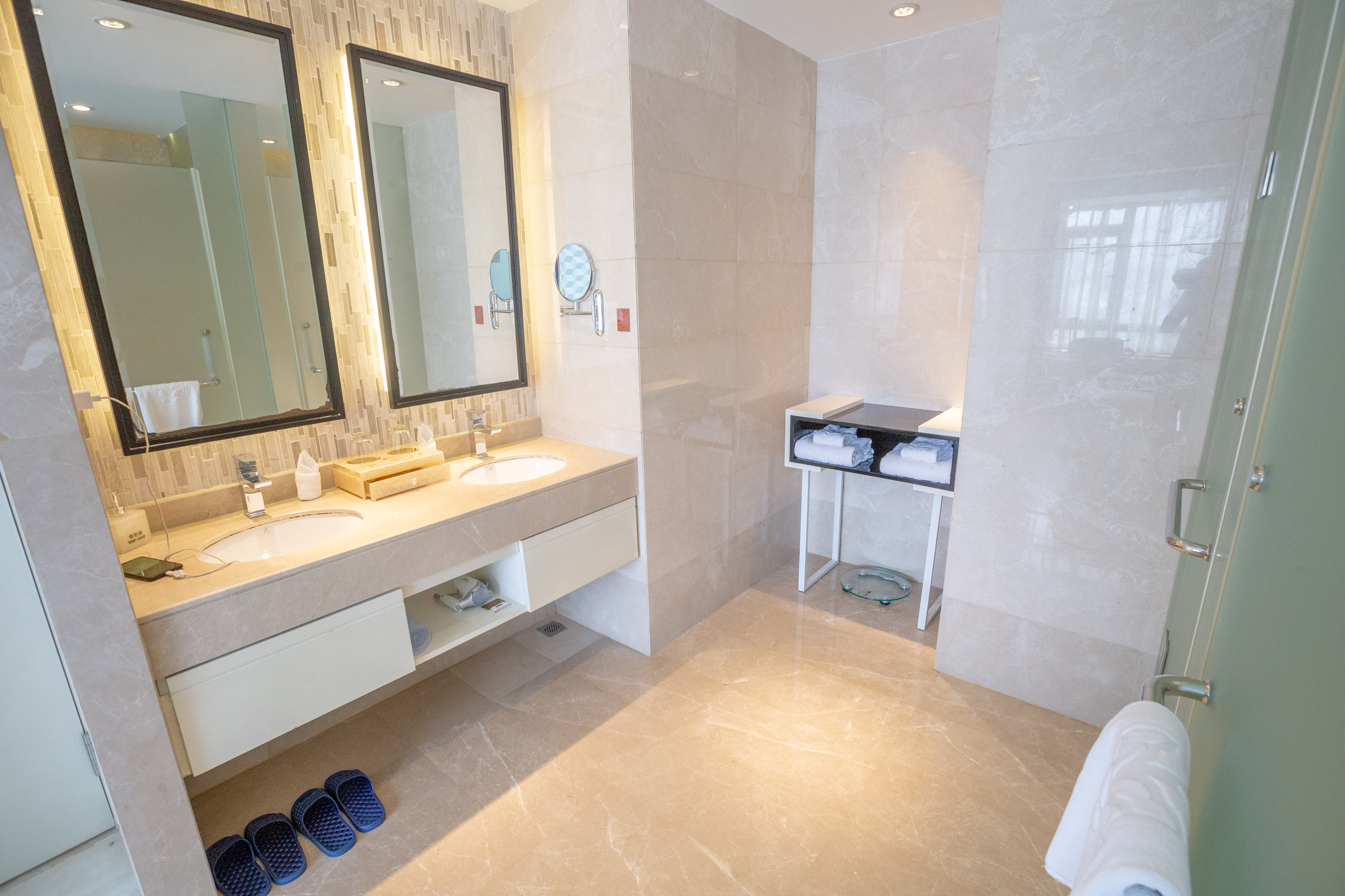 三亚无边泳池海景,三亚网红顶层180度独立无边泳池