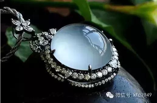 洗澡可以戴翡翠貔貅吗,翡翠吊坠洗澡可以戴吗