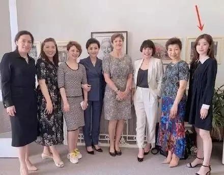 章泽天跟世界首富合影,章泽天从网红到最年轻富豪