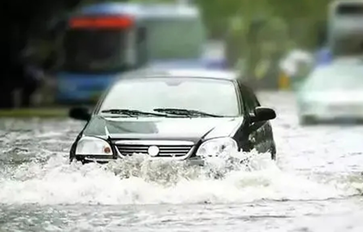 雨后车内积水怎么办,车子没开下雨天车内有积水