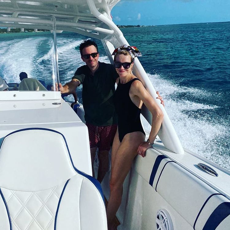 LV太子妃不愧是富太太！带5个娃整天旅游，穿粉裙真像18岁小姑娘