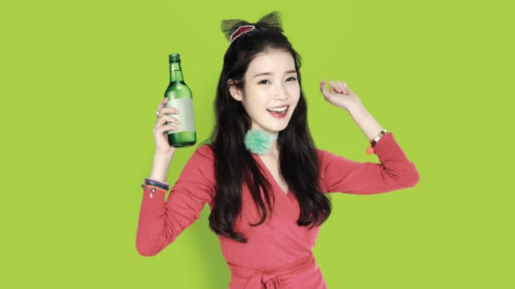 iu李知恩抿嘴,iu领奖超燃