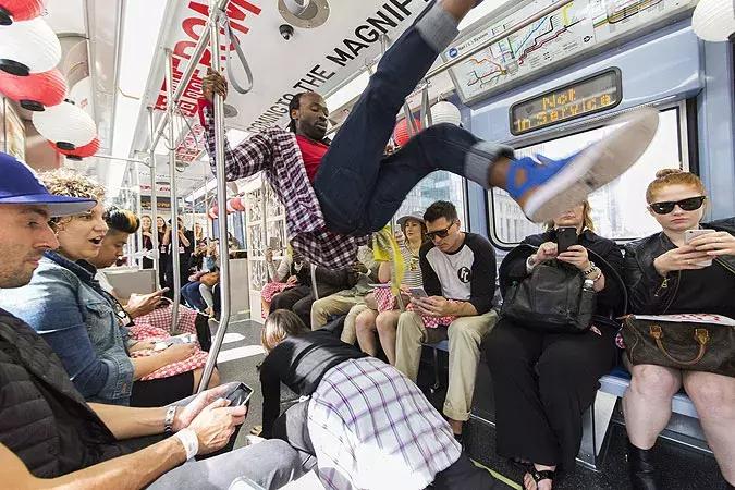 把衣柜搬进地铁站!家居圈地铁营销还能怎么玩?