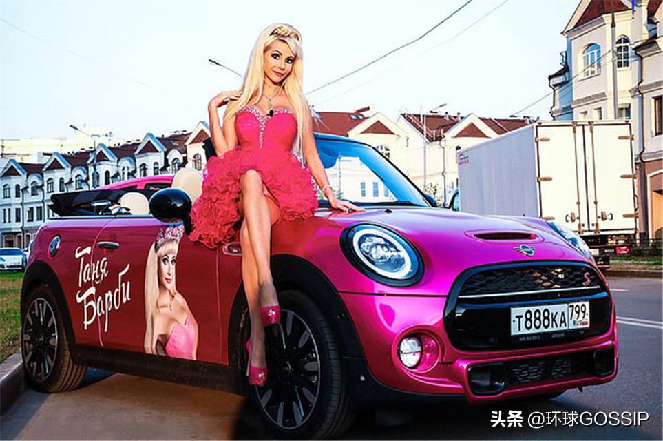 俄罗斯妈妈花105万元整容，过着“全职芭比娃娃的生活”