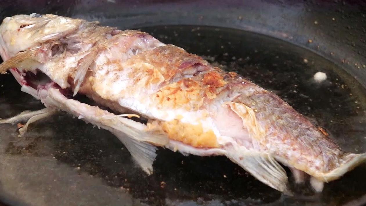 吃了30年的鱼才知道，这样做不粘锅也不破皮，实在太棒了