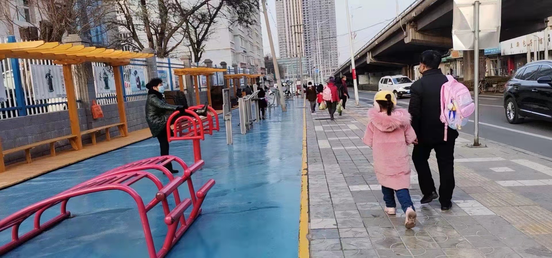 转角处遇见甜蜜，西固区西固城街道牌坊路社区把城市“小伤疤”变成了“桥下蜜园”