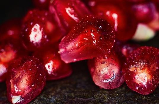 石榴的剥开方法小技巧,石榴怎么可以轻松剥开