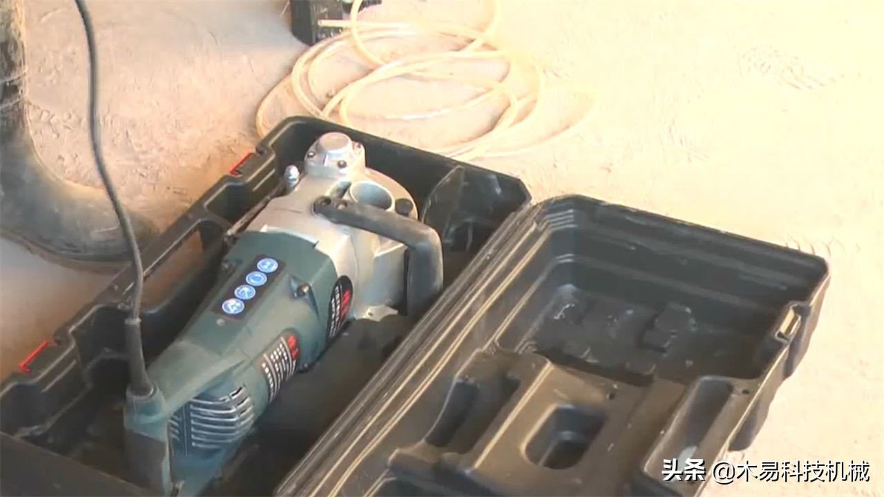 大叔研发“开槽神器”，每分钟8000转，90度角都能一次切完