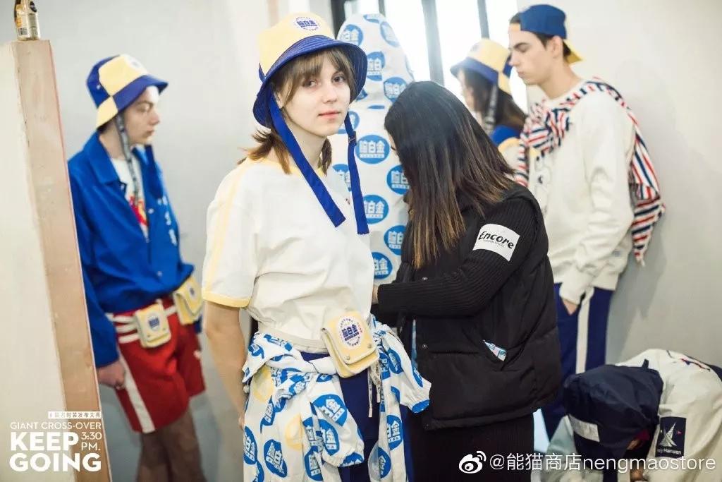 新的脑白金广告,洗脑广告鼻祖脑白金跨界出潮服