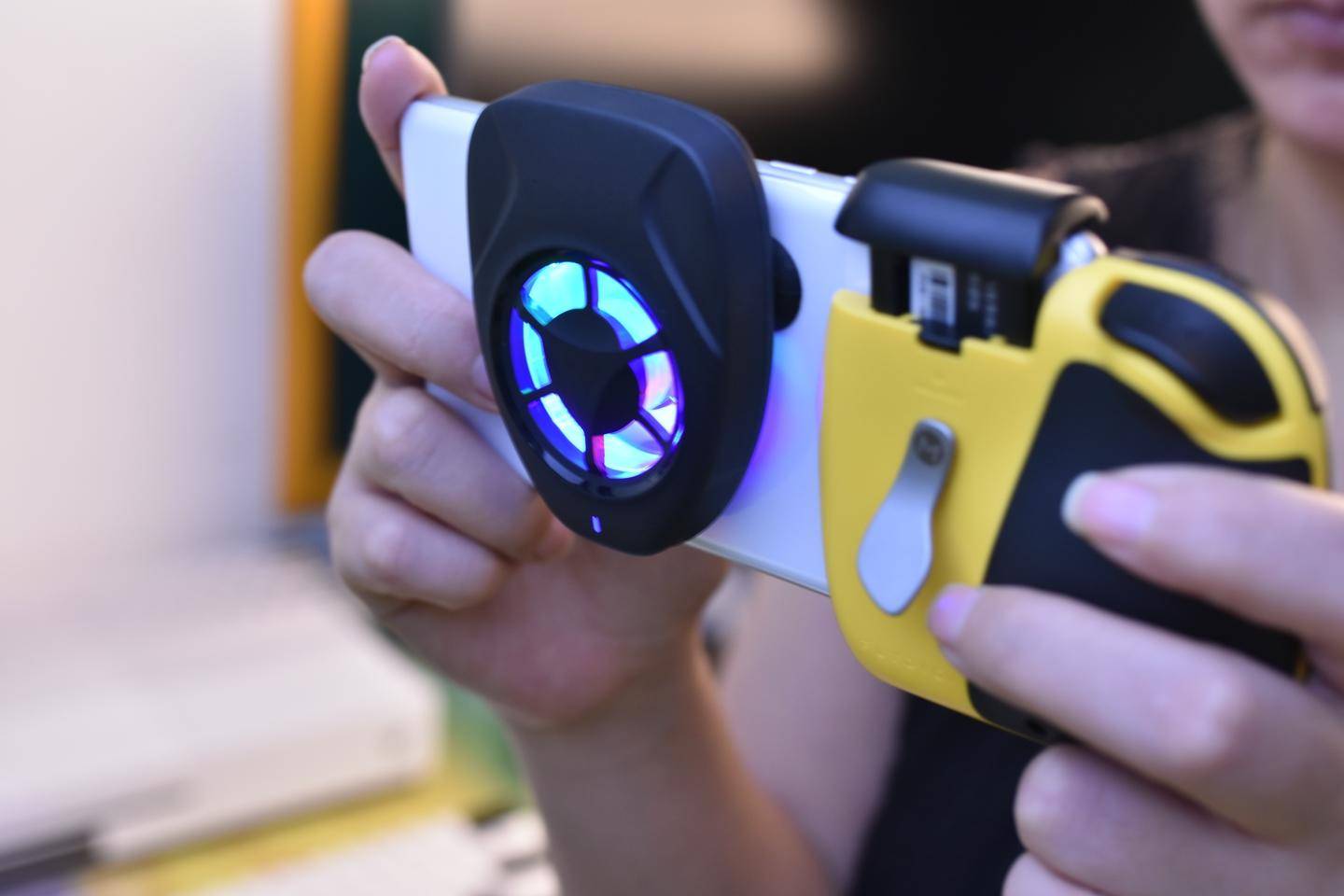 什么手柄最适合手机玩吃鸡,大屏手机用的吃鸡游戏手柄