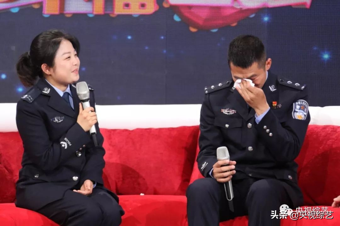 快递小哥感动一幕,帮助脑瘫兄妹的快递小哥