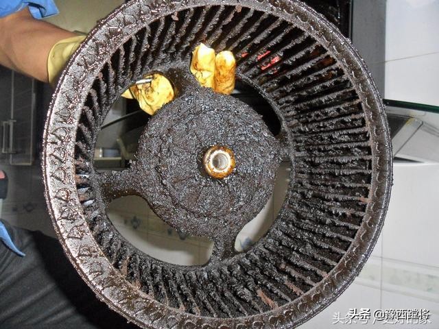 厨房油烟机大清洗，家里婆婆这样弄，几分钟油烟机锃光发亮