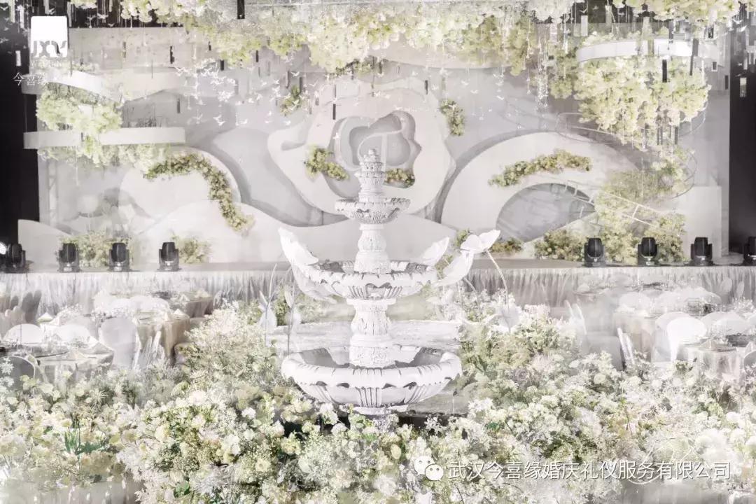 法式白绿色草坪婚礼布置,白绿色系婚礼调色教程