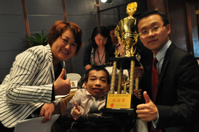 他身高不到1米,却能和1米7美娇妻生孩子,孩子到底是他的吗?