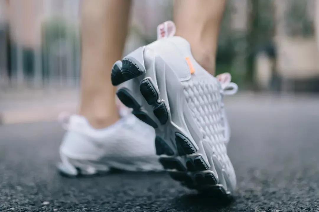 跑步不伤脚踝的运动鞋,后跟支撑强的跑步鞋
