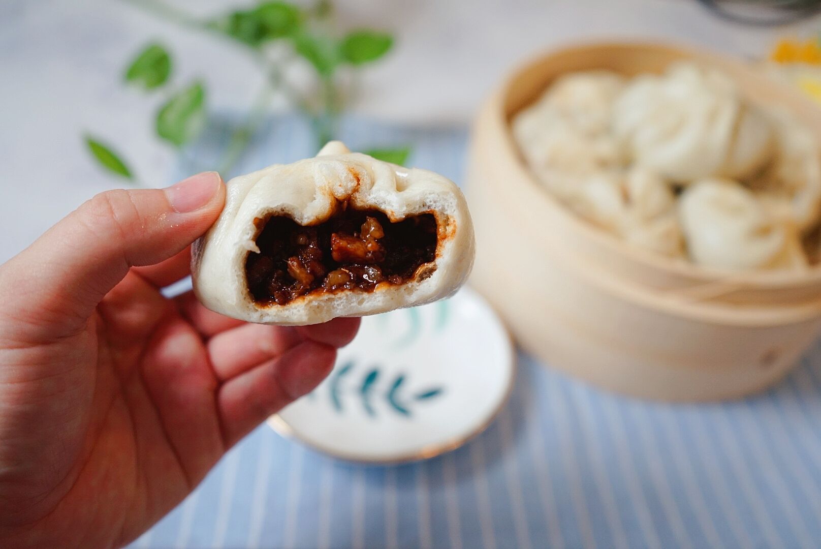迎头伏学面食,这道全民大爱的酱肉包,配料调味都讲究,一看就会