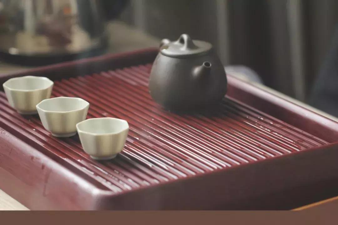 干泡茶盘和湿泡茶盘有什么分别,泡茶干泡与湿泡
