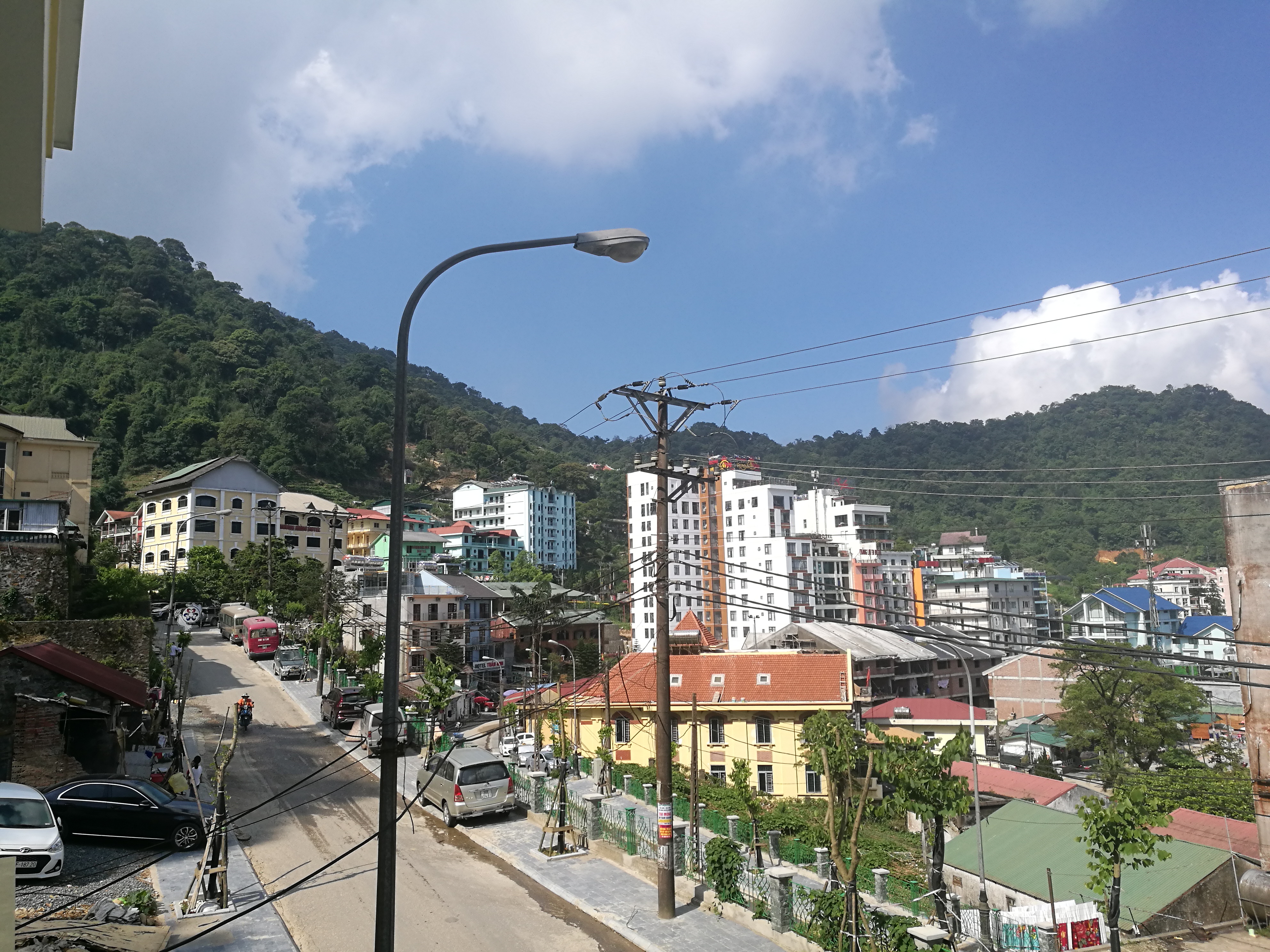 越南小妹独自野外深山探险,越南旅游奇遇记