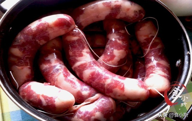灌肠的家常做法晾晒之前还扎孔吗,灌肠晒干后怎么做好吃