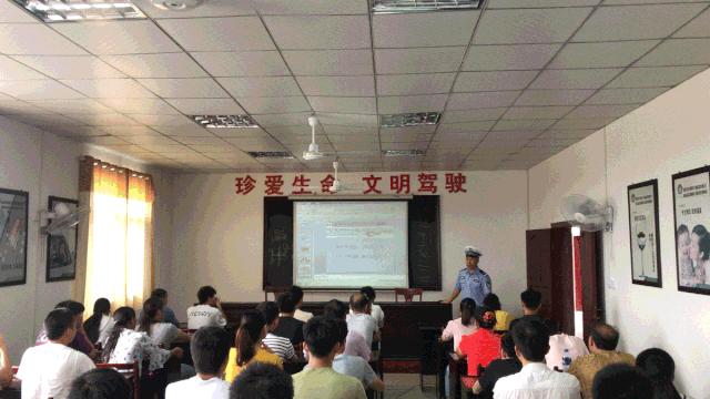 遂川交警深入驾校为开班新学员送上交通安全课！