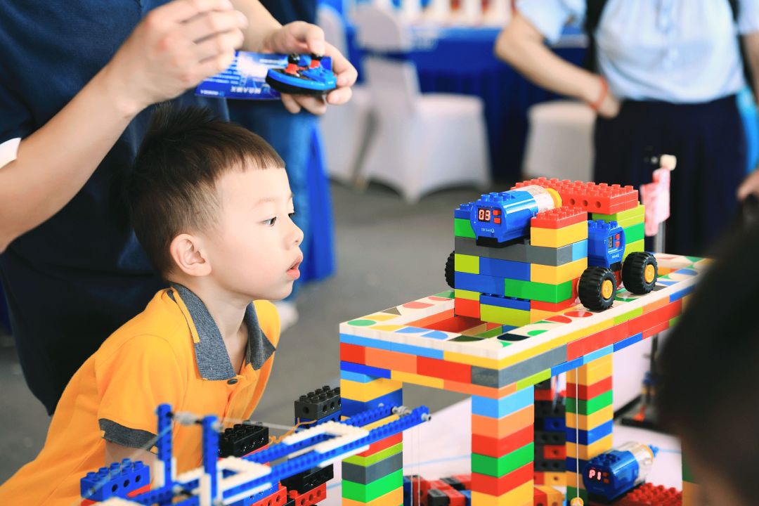 酷炫新地标！6m高巨型太空人登陆星城，开启未来进行时