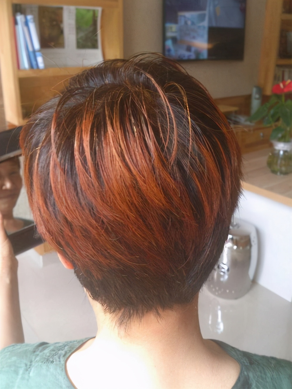 把头发染白发伤害大吗,老年人为什么爱染红色的头发