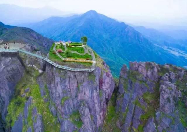 网红玻璃桥悬崖秋千,网红旅游打卡玻璃滑道