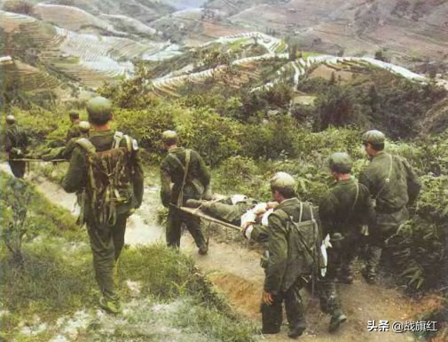 卫生员牺牲时身体定格：左手抱伤员，右手伸向药包，授荣誉称号