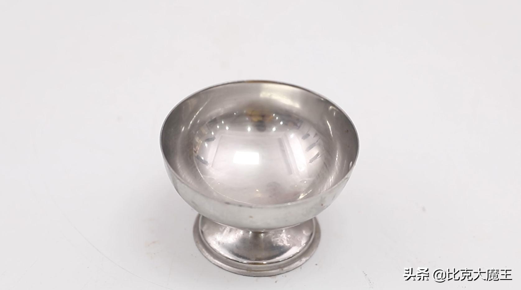 白墙脏了不用重新刷，墙壁上抹一点，简单擦一擦就干净，省力省事