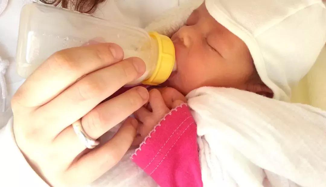 早产宝宝要吃奶的表现,早产宝宝怎么吃奶粉