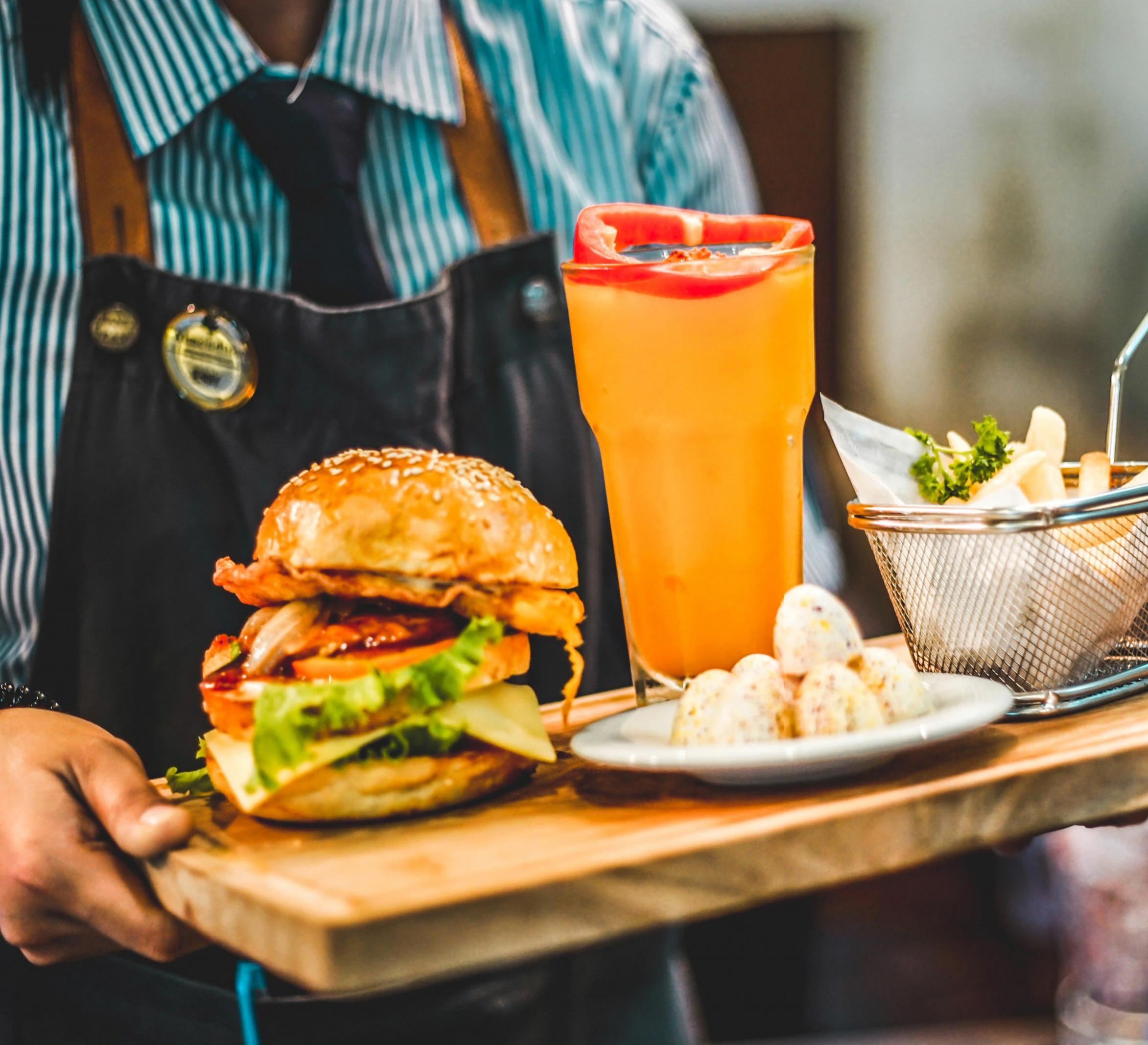 美国雇主们希望青少年们能填补今夏工作人手的短缺