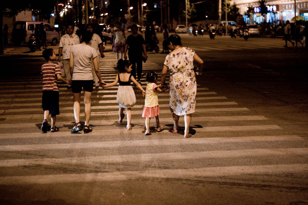 带小孩过马路的正确方法,父母带孩子过马路视频