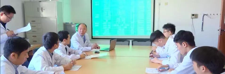 在医学空白处尽情挥洒的胃肠外科专家｜记郑大一附院胃肠外科主任医师王国俊博士