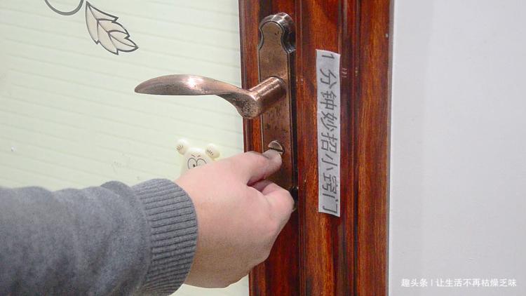 室内门被反锁怎么开锁最简单,门被反锁了从外面还没有钥匙孔