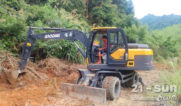 轮式挖掘机跟履带挖掘机的优缺点,履带和轮式一体挖掘机