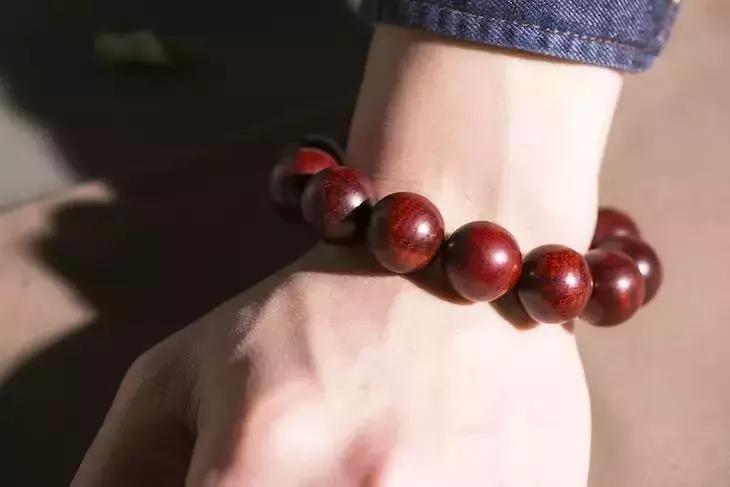 左手小叶紫檀右手凤眼菩提,左手戴蜜蜡右手戴小叶紫檀