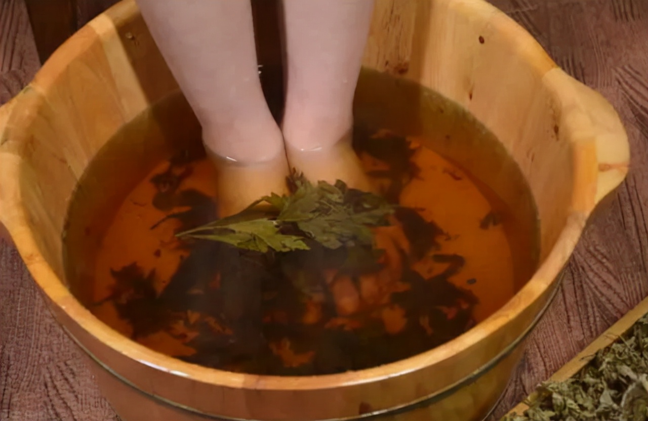 睡前艾叶煮水泡脚有什么好处,每晚用艾叶泡脚有什么好处和坏处
