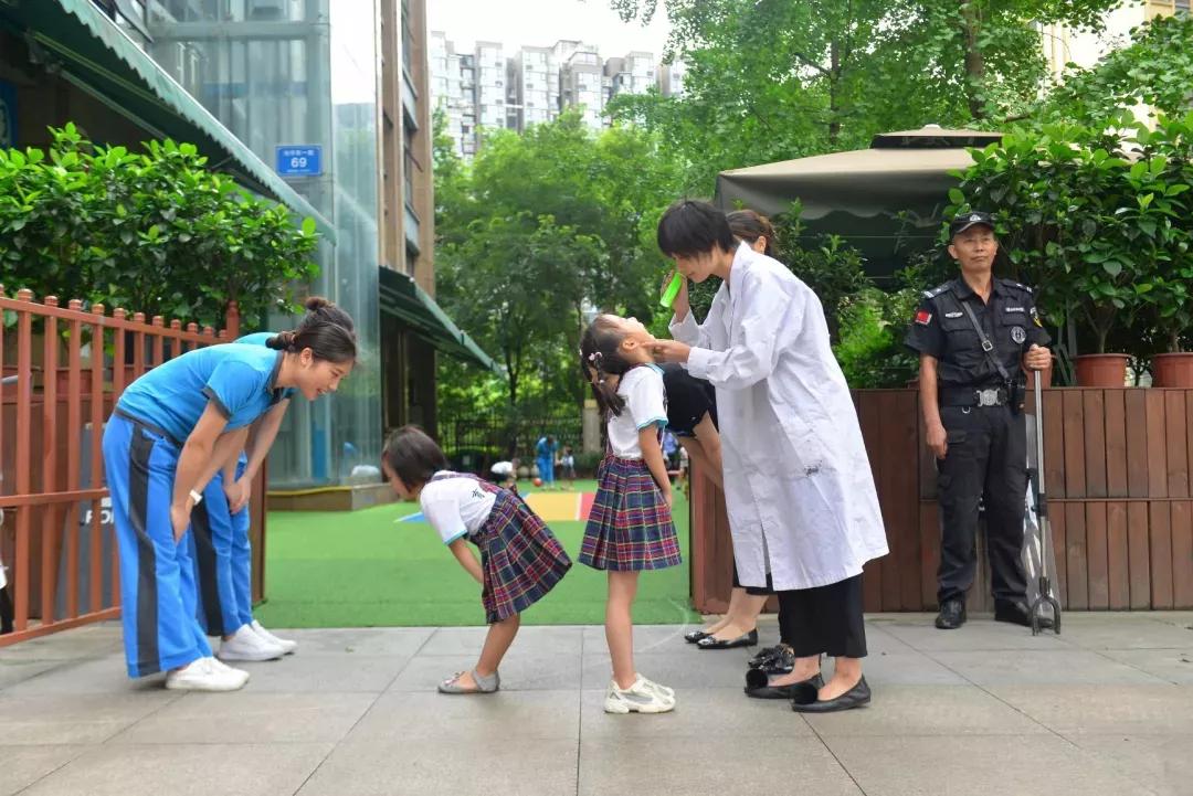 24名成都家长告诉你育文好在哪？受宠爱独生女竟变成贴心大姐姐