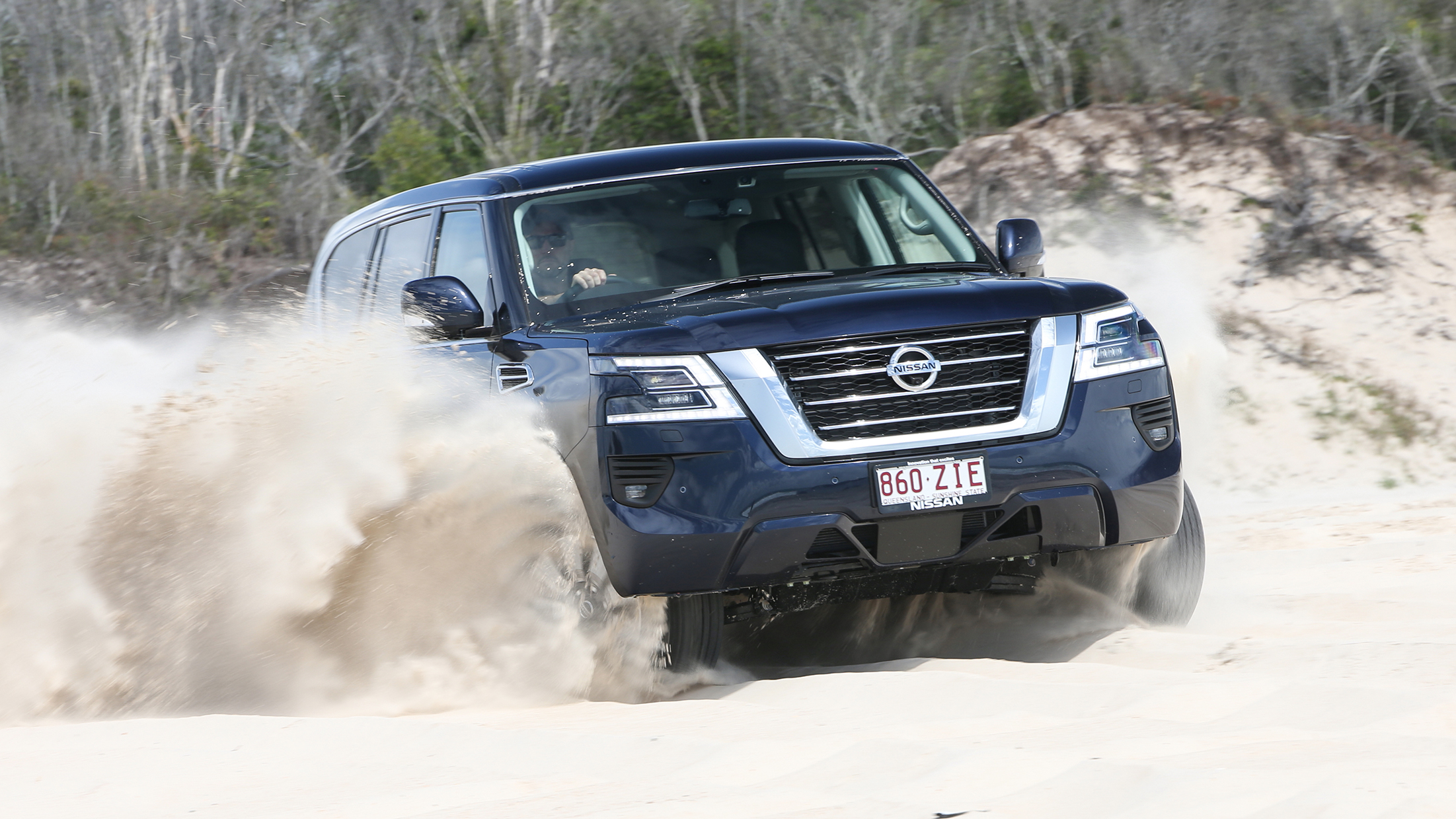 日产途乐vs丰田陆巡越野视频,日产途乐和丰田陆巡哪一款车更大