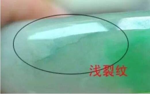 翡翠手镯摔出裂纹佩戴对人的影响,翡翠手镯摔有裂纹无痕修复多少钱