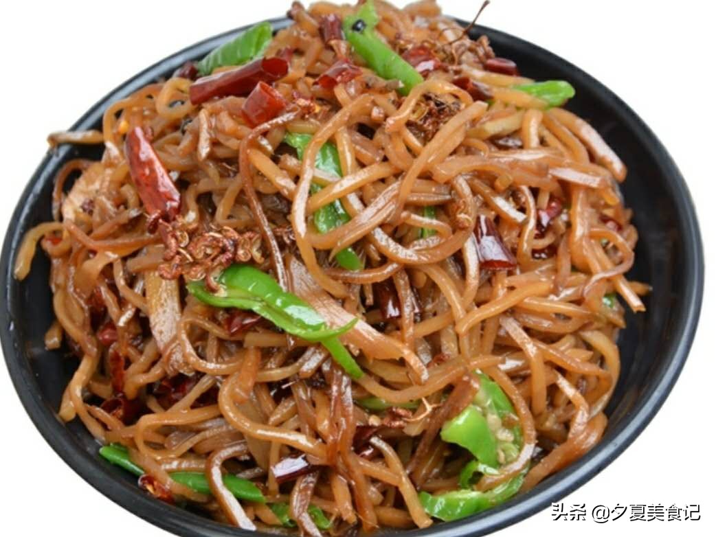 沂蒙山煎饼的美味,沂蒙山美食煎饼卷大葱