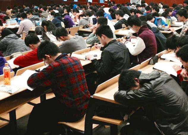 大学教室的“怪现象”，家长看到后哭泣，学生们该醒醒了