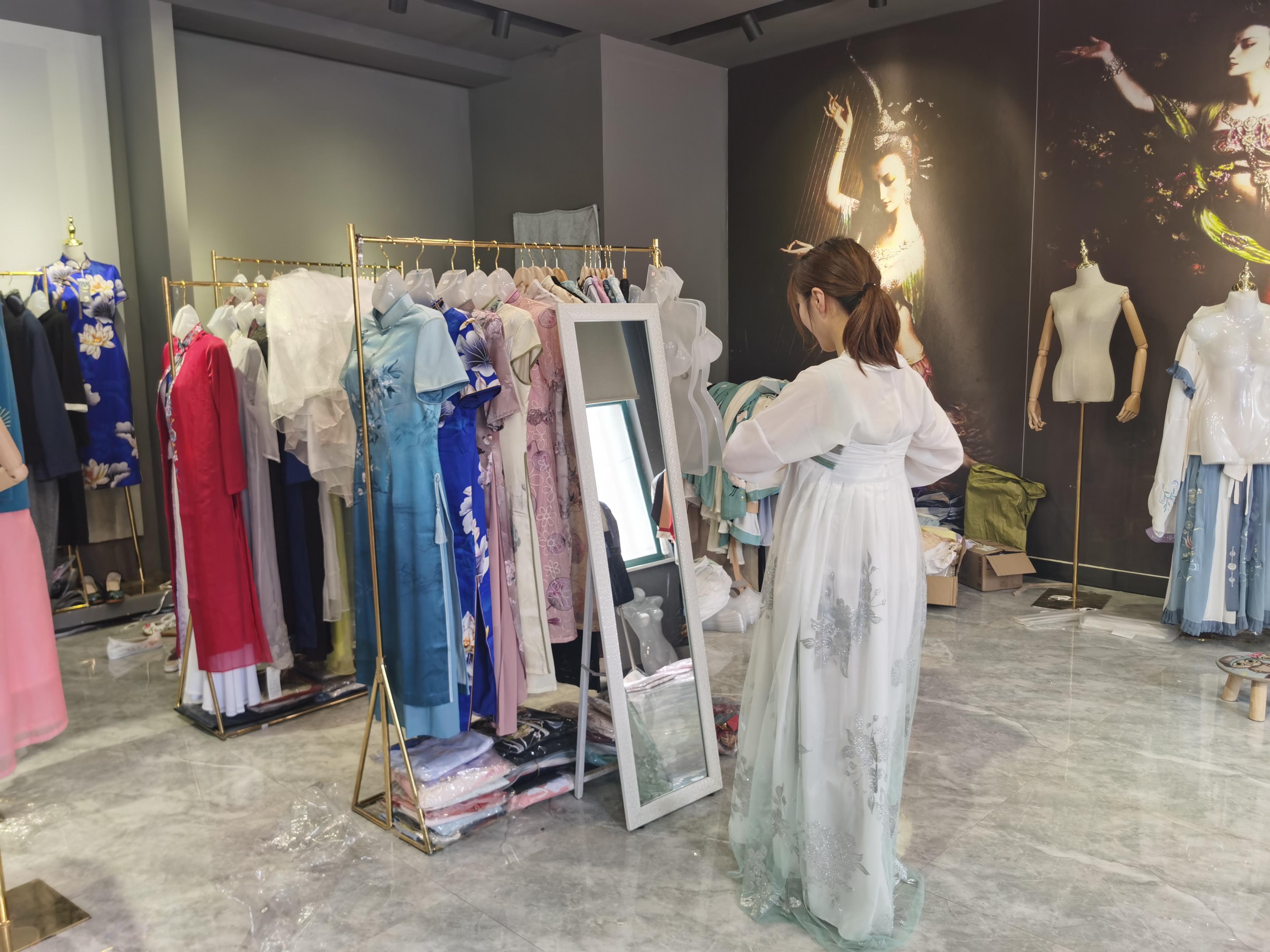 探访玩梗下的真实网红县曹县：房价五千，电商村人均年入10万，承揽全国三分之一汉服和九成日本棺木市场