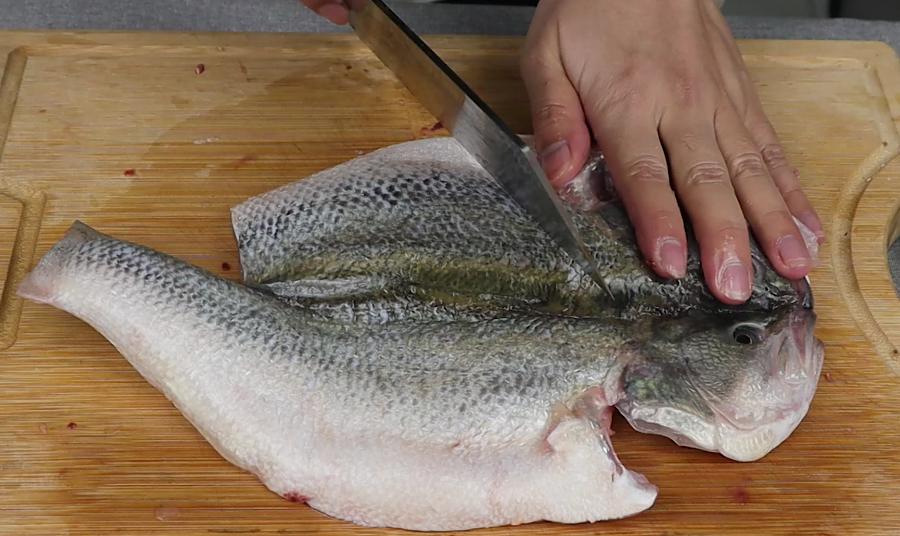 清蒸鱼用冷水蒸鱼还是用热水蒸鱼,热水蒸鱼要蒸几分钟比较好