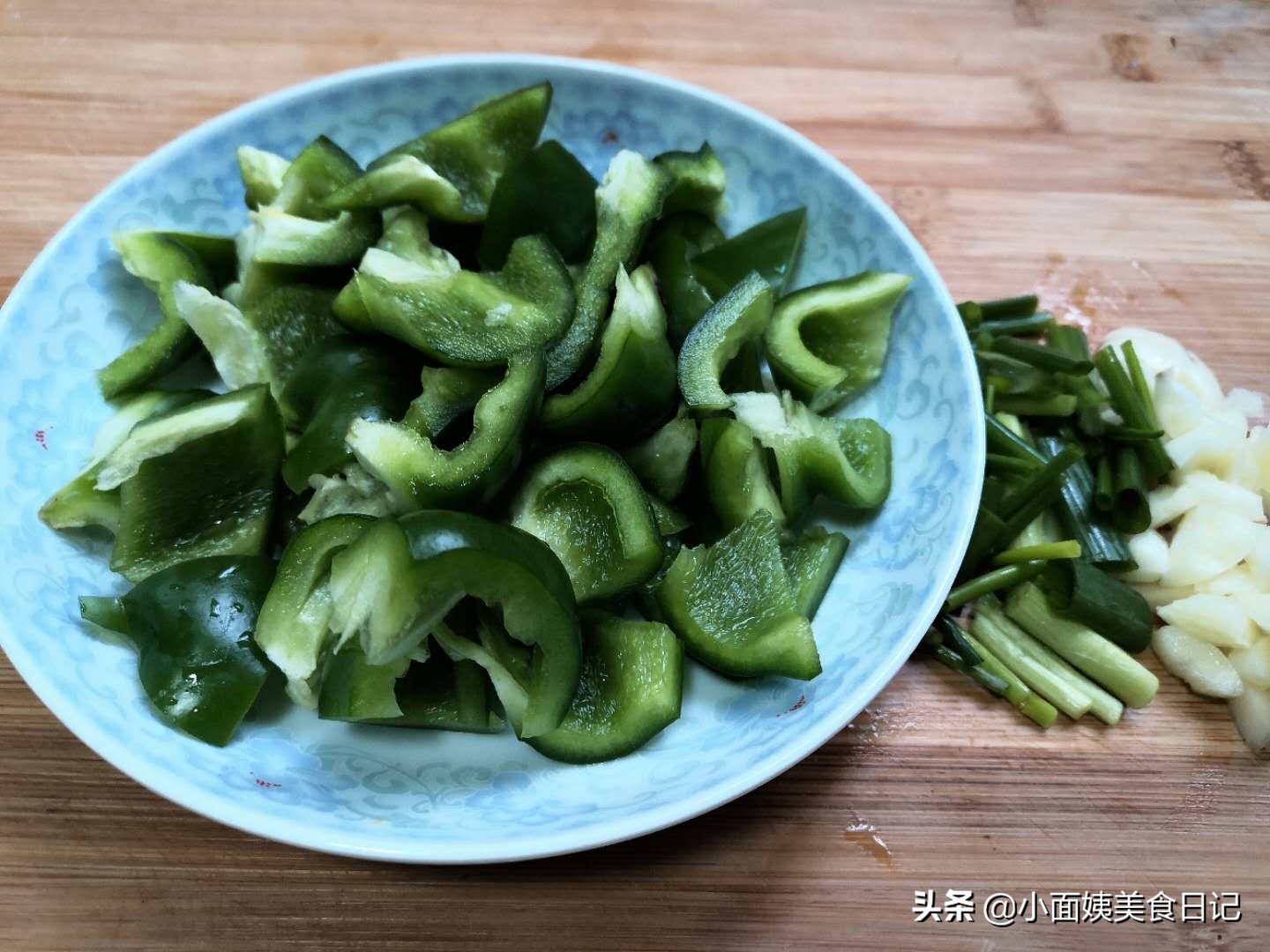 这三样一起炒实在太鲜美,这道菜懒人必备随便一炒都很好吃